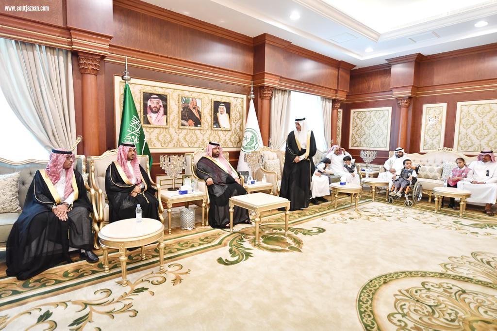 سمو الأمير محمد بن عبدالعزيز يستقبل مدير مركز الأطفال ذوي الإعاقة بجازان وعدداً من طلاب الجمعية