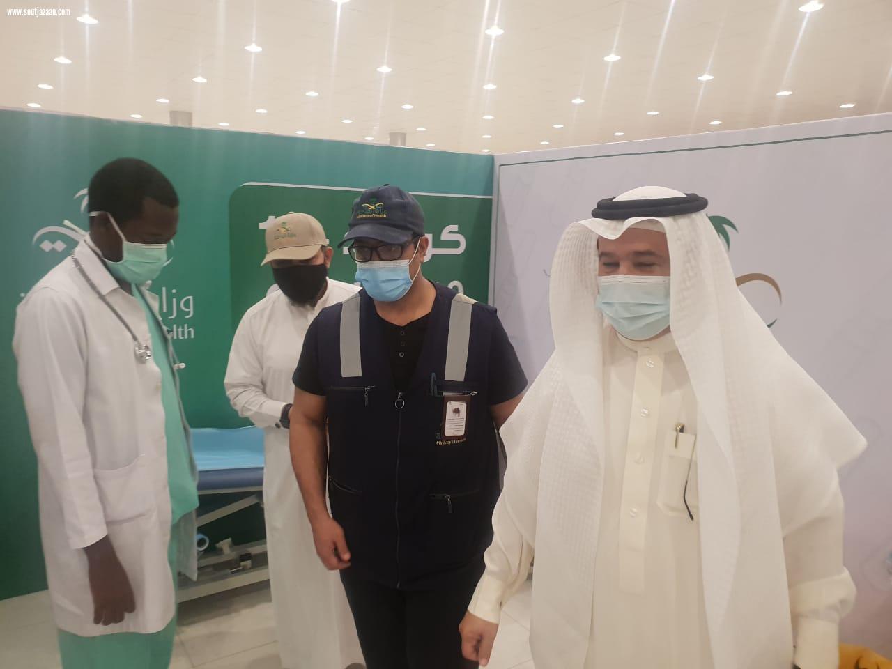 محافظ المجاردة يزور مركز اللقاحات ويتابع آلية تقديم اللقاحات للطلاب والطالبات بدون مواعيد مسبقه