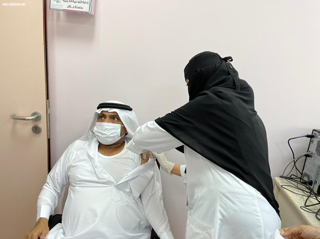 محافظ بيش يدشن عيادة لقاحات كورونا ١٩ بمستشفى بيش العام 