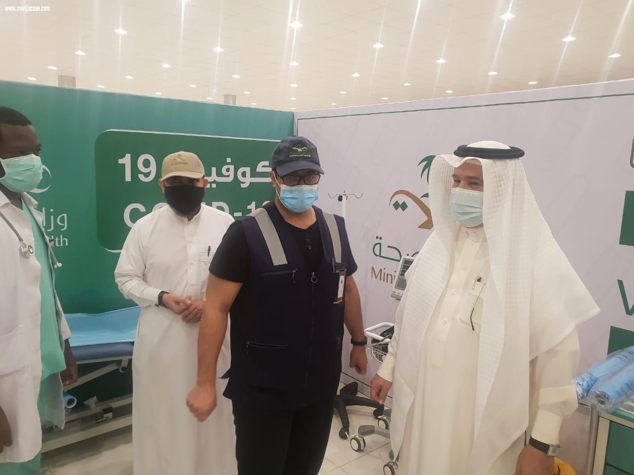 محافظ المجاردة يزور مركز اللقاحات ويتابع آلية تقديم اللقاحات للطلاب والطالبات بدون مواعيد مسبقه