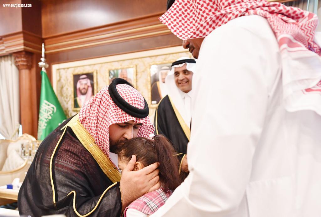 سمو الأمير محمد بن عبدالعزيز يستقبل مدير مركز الأطفال ذوي الإعاقة بجازان وعدداً من طلاب الجمعية