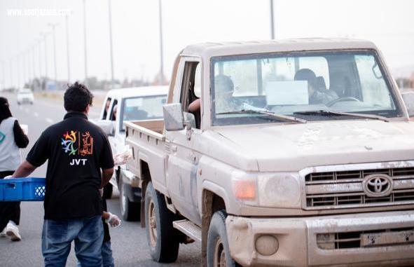 3300 وجبة إفطار للمرابطين بالحد الجنوبي يقدمها فريق الجرادية التطوعي بصامطة 