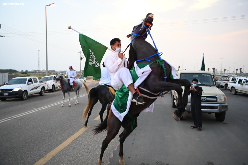 الخيول العربية تجوب شوارع مركز السهي احتفالاً باليوم الوطني الـ 91