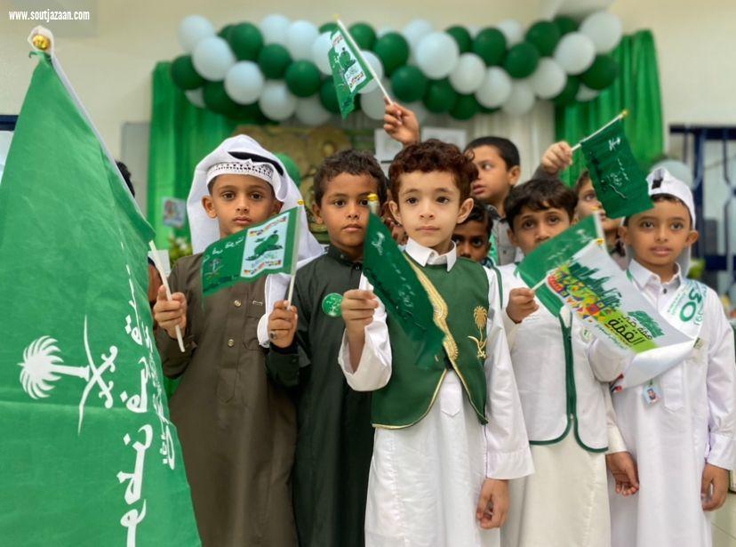 طلاب وطالبات مكتب تعليم بيش يحتفلون بيوم العلم