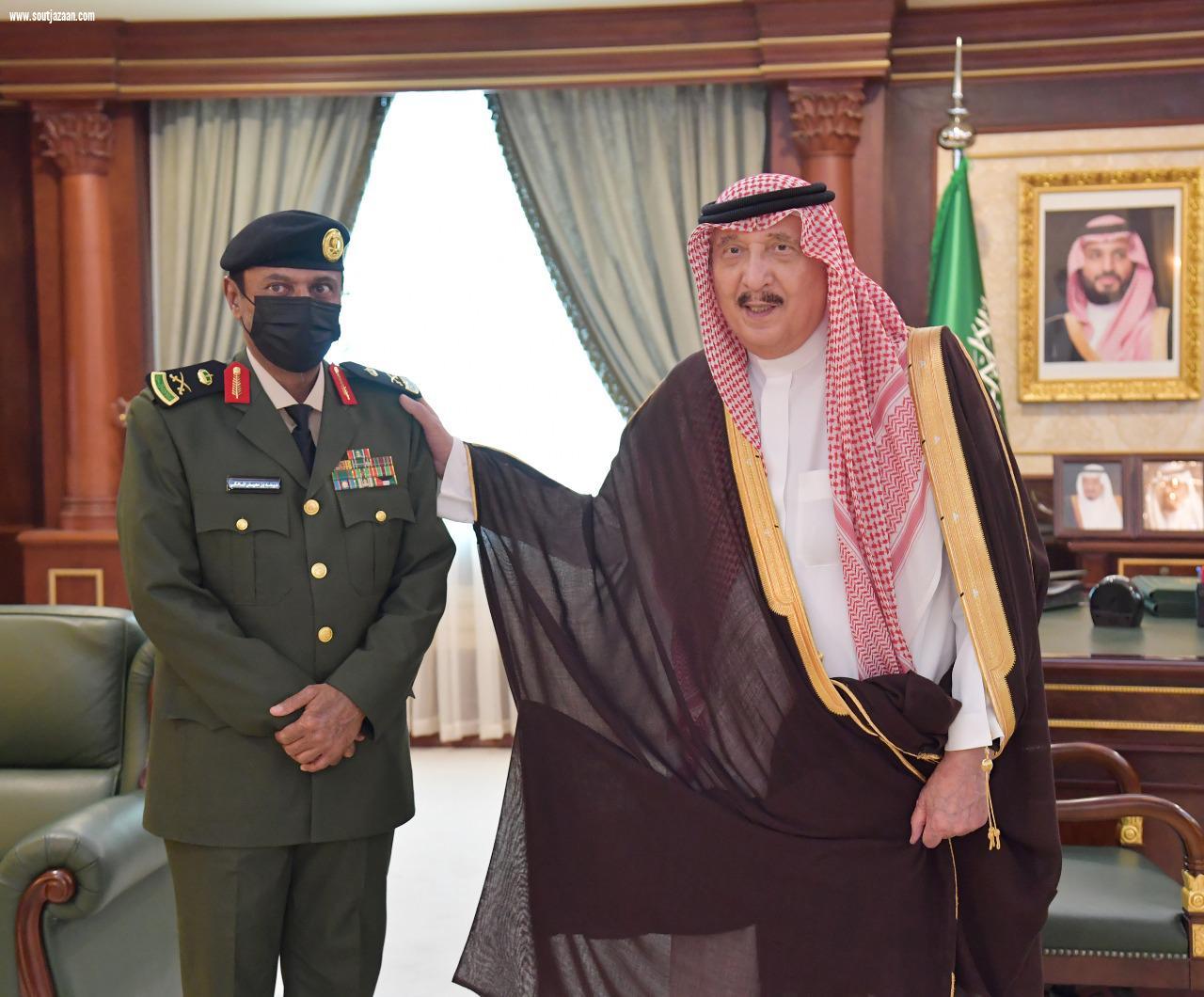 سمو أمير منطقة جازان يقلد مُدِيري الجوازات والسجون بالمنطقة رتبتيهما  الجديدة لواء