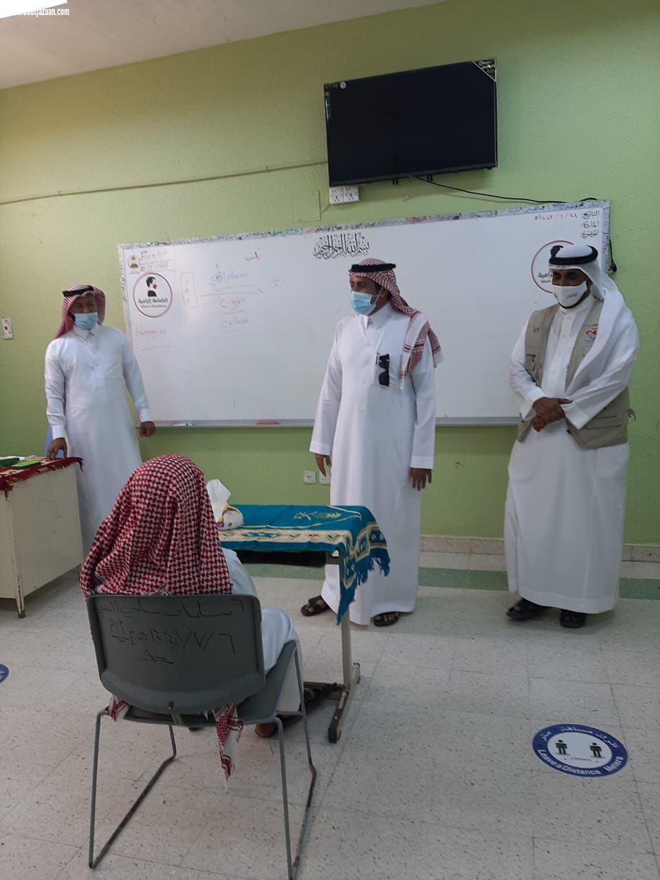 بالصور .. «رئيس مركز السقيد» يزور مدرسة السقيد الابتدائية والمتوسطة 