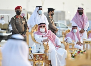 سمو الأمير محمد بن ناصر يلتقي بمشايخ وأهالي محافظة صامطة ويبحث احتياجاتهم الخدمية 