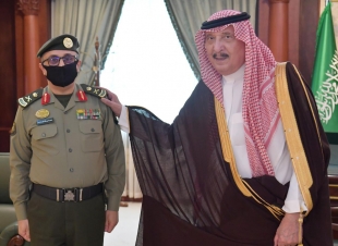 سمو أمير منطقة جازان يقلد مُدِيري الجوازات والسجون بالمنطقة رتبتيهما  الجديدة لواء