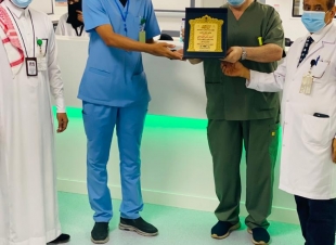 تكريم الدكتور أحمد الهنداوي بمستشفى صامطة العام لجهوده المبذولة