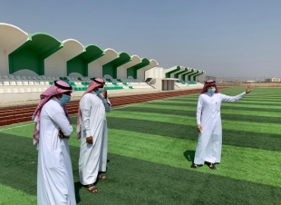 رئيس بلدية مركز القفل يتفقد مشروع ملعب كرة القدم