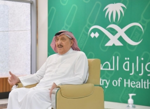 سمو أمير جازان يفتتح مركز لقاحات كورونا بالمنطقة ويتلقى الجرعة الأولى 