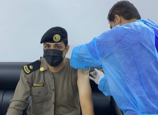 مستشفى الحرث ينفذ الجرعة الأولى من لقاح فيروس كورونا لمحافظ ومنسوبي المحافظة والجهات الحكومية 