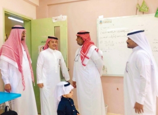 الفيفي يزور المجمع التعليمي بصير