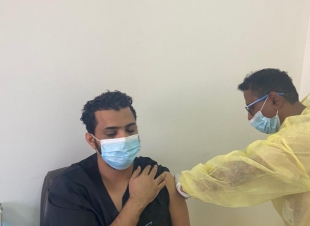 الدكتور الصميلي يتلقى الجرعة الاولى من لقاح فايروس كورونا