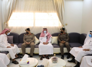محافظ صامطةيقدم واجب العزاء في وفاة شيخ الفتاحية بني مبارك