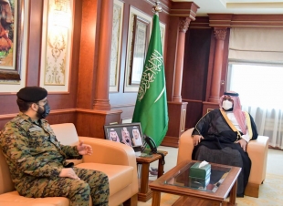 سمو الأمير محمد بن عبدالعزيز يتسلم التقرير الإحصائي السنوي لقوة الأفواج بالمنطقة .