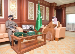 سمو الأمير محمد بن عبدالعزيز يستقبل مدير الدفاع المدني بالمنطقة ويتسلم التقرير السنوي