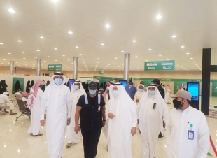 محافظ المجاردة يزور مركز اللقاحات ويتابع آلية تقديم اللقاحات للطلاب والطالبات بدون مواعيد مسبقه