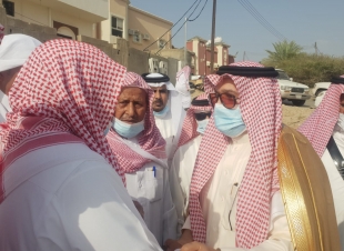 محافظ المجاردة يتقدم المصلين على جثمان شهيد الواجب الشهري وينقل تعازي القيادة الرشيدة لذويه 