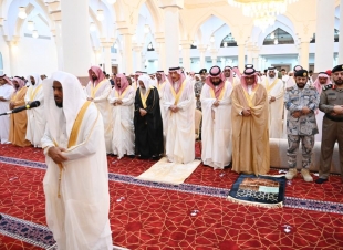 سمو أمير جازان يؤدي صلاة عيد الأضحى المبارك ويعايد عدداً من المشايخ واصحاب الفضيلة