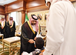 سمو الأمير محمد بن عبدالعزيز يستقبل مدير مركز الأطفال ذوي الإعاقة بجازان وعدداً من طلاب الجمعية