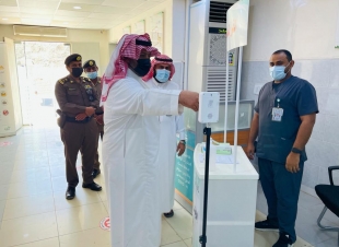 محافظ الداير  يفتتح مركز لقاحات كورونا بالمحافظة ويتلقى الجرعة الأولى