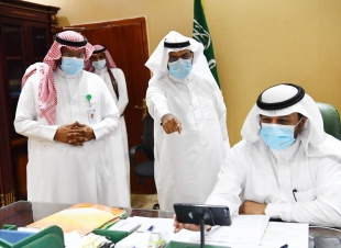 محافظ الدرب يطلع على الخدمات الصحية بمستشفي الدرب العام