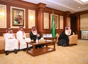 سمو نائب أمير جازان يكرم الطالبين مغفوري وصميلي لتحقيقهما مراكز متقدمة في مسابقة المهارات الثقافية