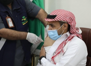 تعليم جازان يبدأ بتقديم لقاح كورونا لمنسوبيه ومنسوباته في مقرات العمل بالتعاون مع صحة جازان
