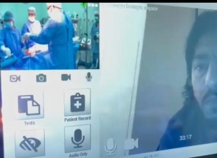 فريق طبي بمستشفى العيدابي العام ينقذ حياة مصاب بطلق ناري عبر تقنية الطب الاتصالي